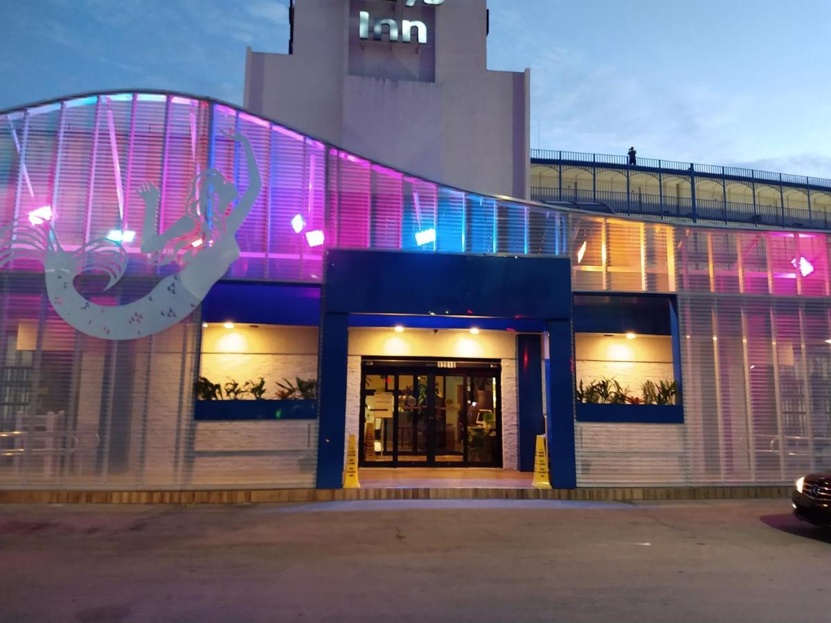 Days Inn By Wyndham Panama City Beach/Ocean Front Exterior photo