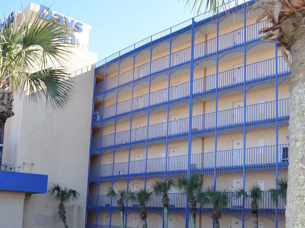 Days Inn By Wyndham Panama City Beach/Ocean Front Exterior photo