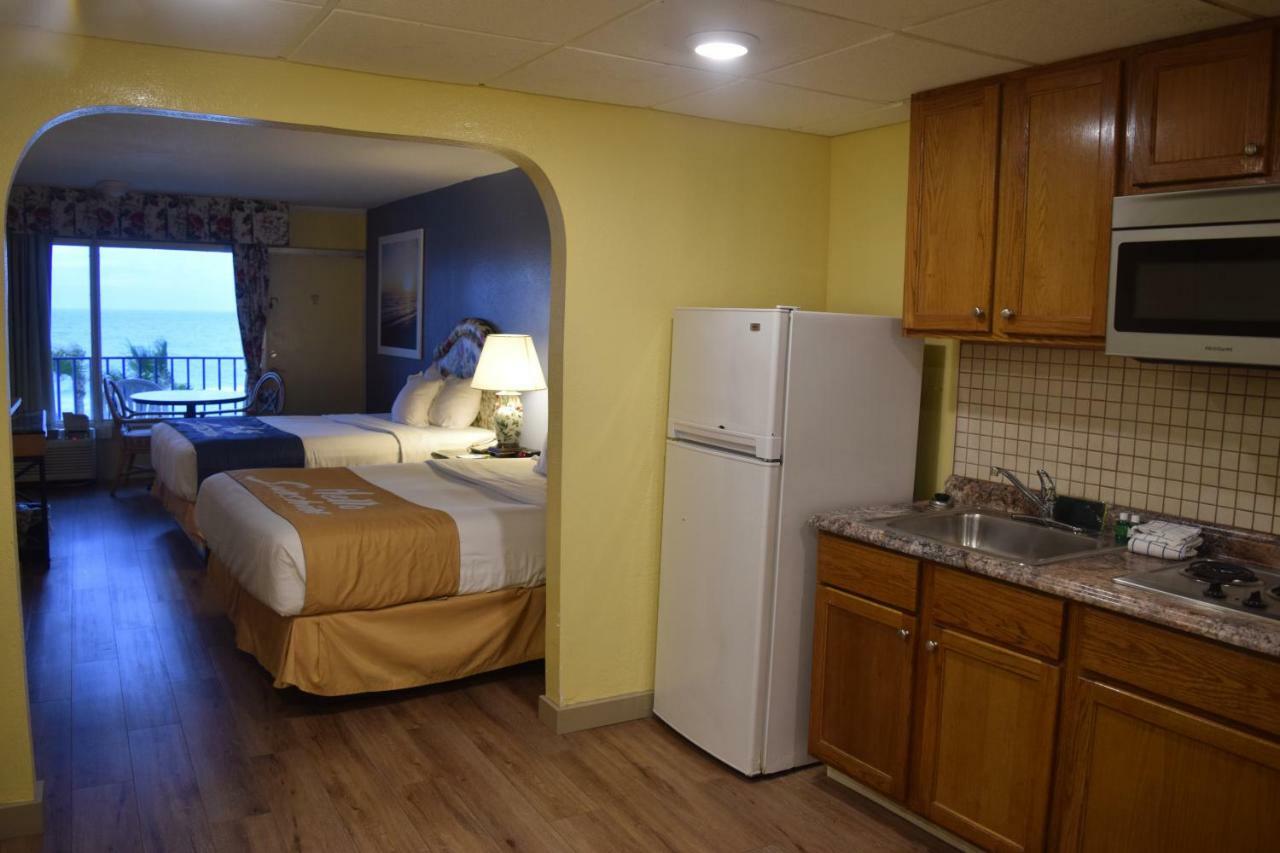 Days Inn By Wyndham Panama City Beach/Ocean Front Exterior photo